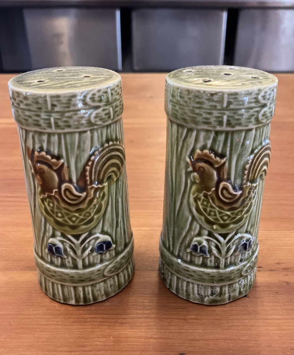 Vintage 70s QUON Japan Roosters Green Wood Ceramic Salt Pepper Shakers Set